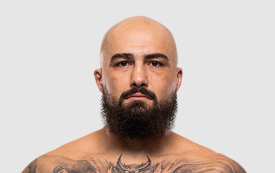 Efter sensationel UFC-sejr: Gældsplaget sværvægter vil bruge bonus på syg mor